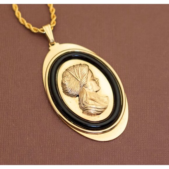 Vintage Elegant Woman Victorian Cameo Necklace 18 inch by Avon - U15 - Picture 1 of 3